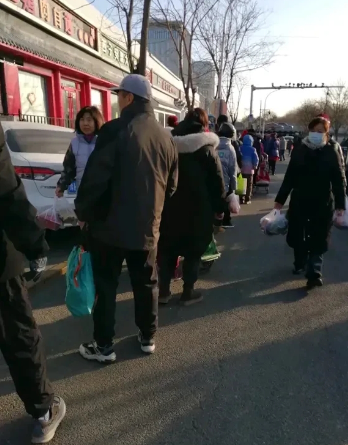 还一个月过年了，我问老公过年打算给他父母多少钱，他说5000，我说用不着那么多吧