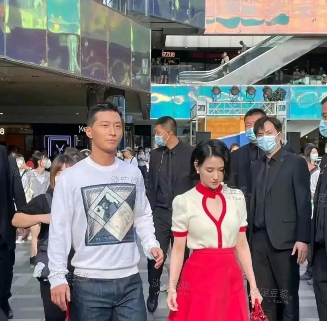 这男演员演戏没红，娶个富豪女儿却红了，看看身边多少保镖围着。当年他出演《山楂树之