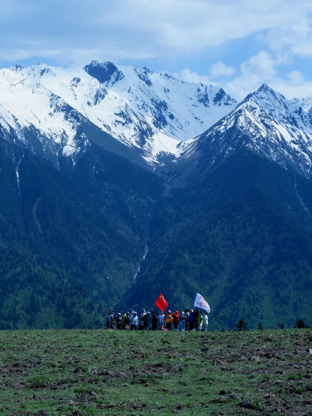 斯博迪对望霸王山｜猛古雪山高山牧场
斯博迪，猛古雪山海拔3800米处的高山草甸，