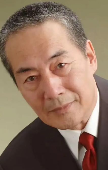 年轻时该有多帅呀，老了都还那么帅，不知年轻时会帅到什么程度，真是帅了一辈子的男人