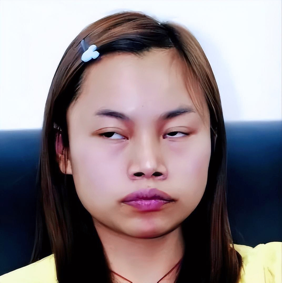 38岁定居美国考上“名校”的凤姐，如今身材臃肿显老态，妆容夸张到极致。12年前，