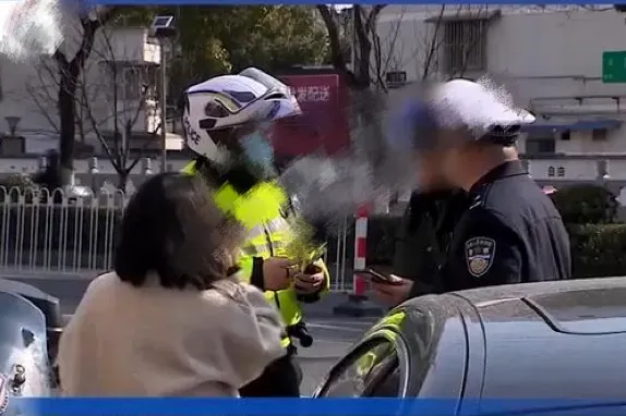 贫穷限制了外卖员的想象！江苏一女子，开着一辆130万的豪车出门，被外卖小哥追尾。