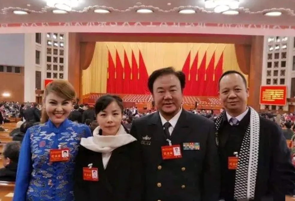 镜头中的乌兰图雅眉清目秀，笑靥如花；一旁淳朴矮小的王二妮看上去略显拘谨；著名男中