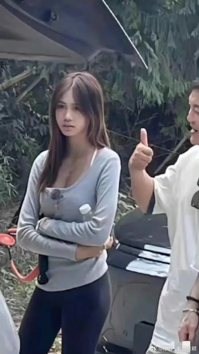 钟丽缇女儿颜值高、身材佳，堪称最美星二代。期待她早日出道！