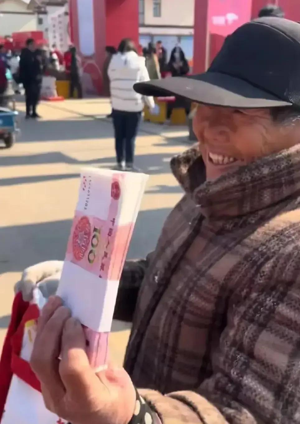 72岁大爷领到刘强东ICON发的1万元现金红包，却这样对记者说……
在这个充满竞