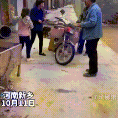 一个女孩看似蛮不讲理的拍打着她的奶奶，然后又坐地上号啕大哭