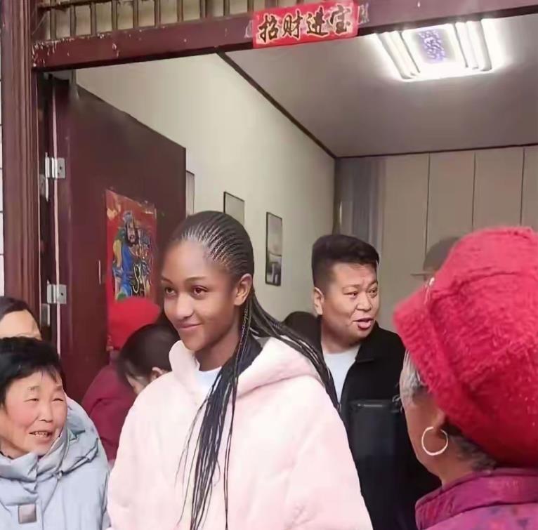 乡下表弟找了个黑人女朋友，全村人都来围观。