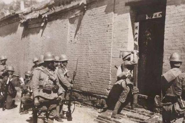 1942年，瑞大娘给十几名八路军送鸡蛋，却发现他们撅成一排上茅房，她脸色一变跑到