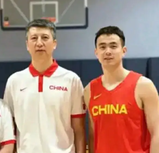 不是林葳！
不是孙铭徽！
中国男篮国家队最郁闷的球员应该就是赵继伟了，嗓子还没有