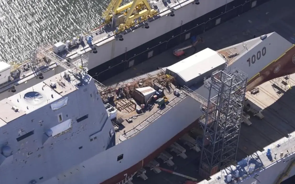 2024年11月，朱姆沃尔特号驱逐舰（USS Zumwalt）在亨廷顿英格尔斯船
