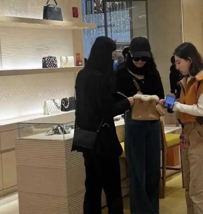 在娱乐圈这个名利场，她的存在就像一股清流。从出道起，她就与众不同。

说她是明星