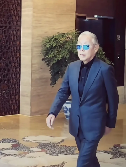 陈道明，我服！
老牌艺术家就是有气场，
简单的走路也像是在走红毯，
自信，强大，