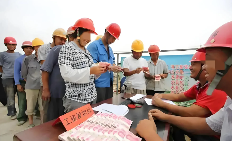 山东，男子承接了一个工程项目，找了75名农民工，干完活后，工程总包公司迟迟不给钱