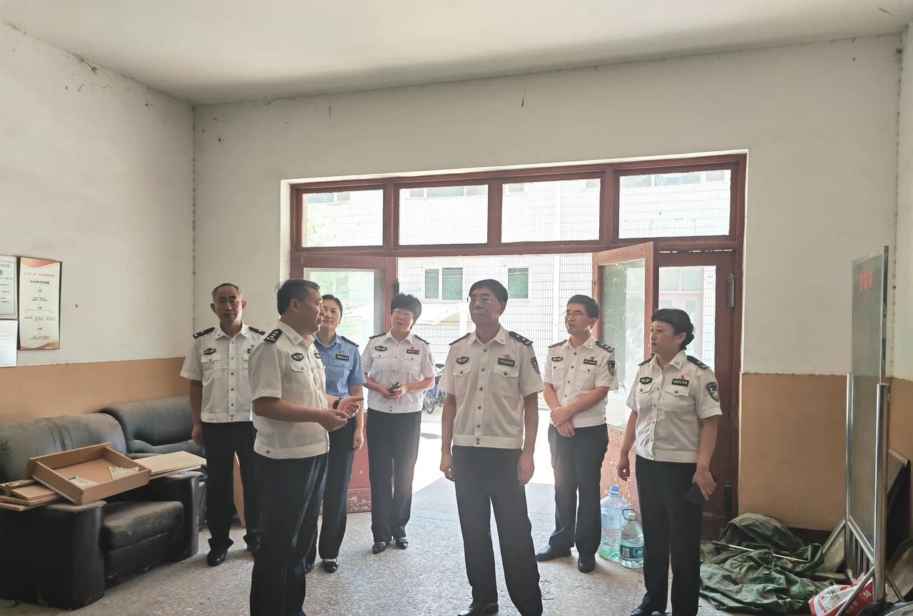 这是什么情况，一级警监给二级警监汇报工作，到底谁是领导啊！
其实，关于这个问题