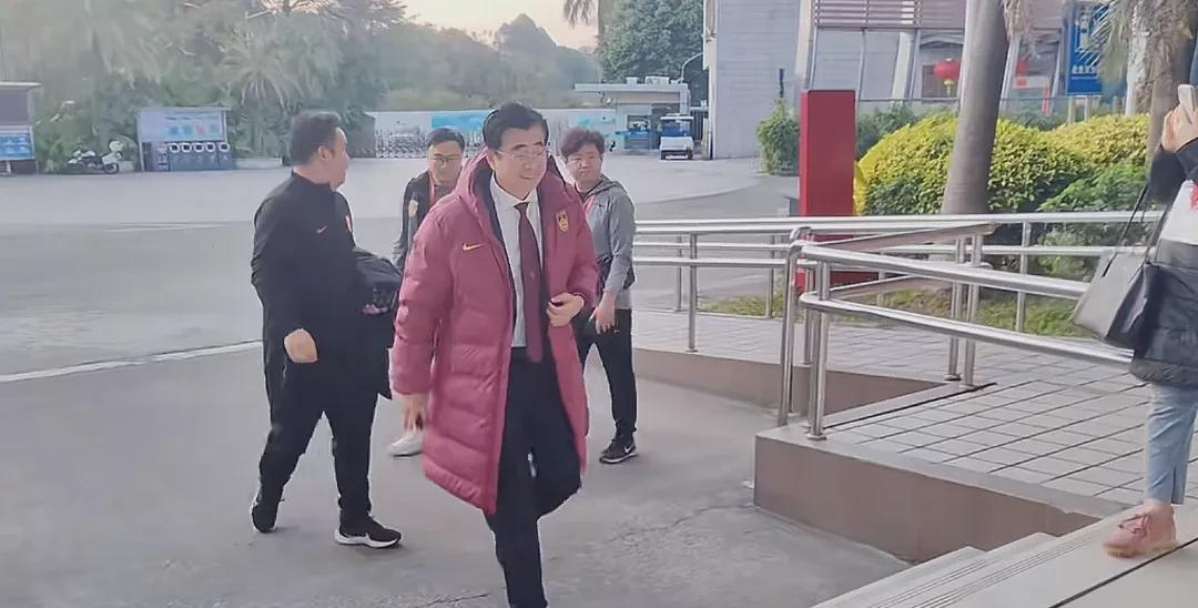 深圳西乡体育中心门口看到足协主席宋凯，穿着白衬衣，红领带，红色羽绒服，十分帅气。
