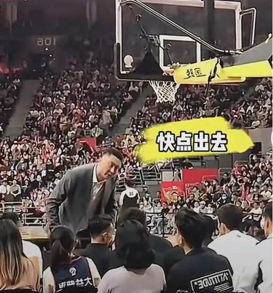 赵锦洋场边玩手机，杜峰指导不给他面子，直接把他赶走。这事儿，怎么说呢，挺让人唏嘘