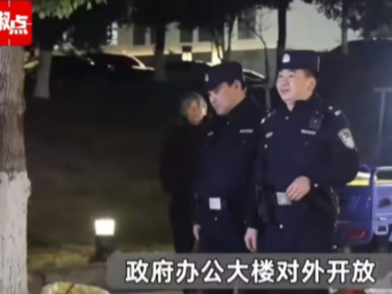 “这个县长你火了！”近日安徽，绩溪县县长看摊贩不容易，宣布政府门前的广场允许摊贩