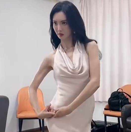 金晨穿着礼服秀肌肉，有点抽象