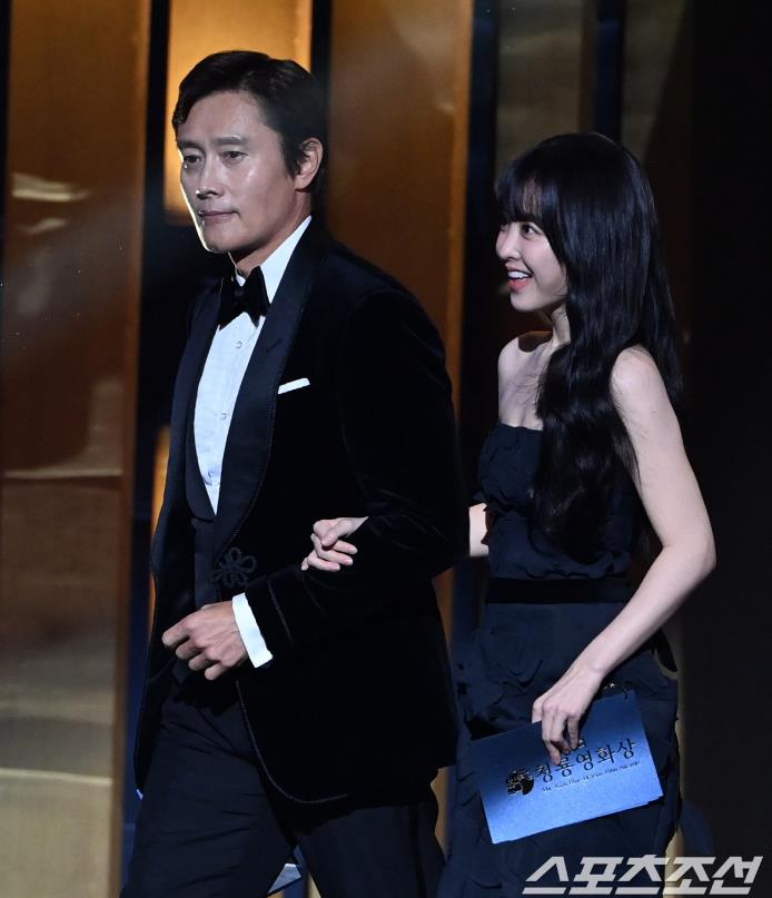 李秉宪和朴宝英一起担任青龙电影奖颁奖嘉宾，颁发最佳男、女主角奖。
