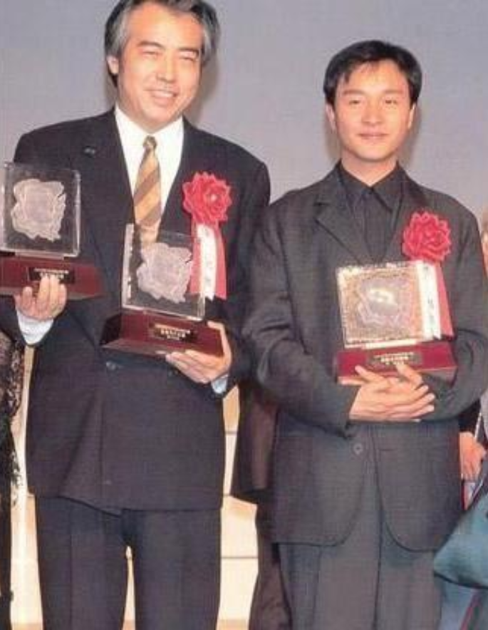 一次节目上，郭德纲调侃的说:“4月1号张国荣就这么从楼上下去了，你说这多大脾气啊