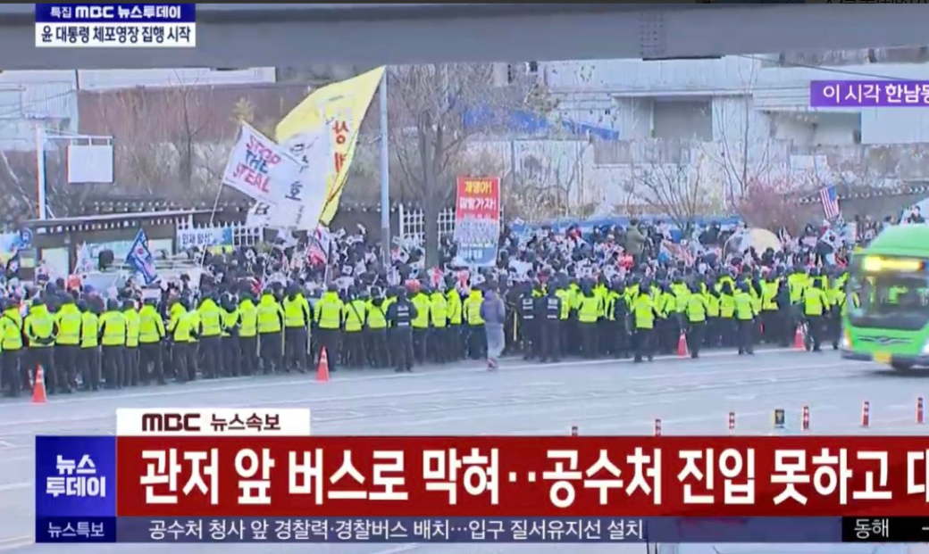 出动45支机动部队，上千警员包围官邸，2700人在外围排成人墙：第一批率先突破防