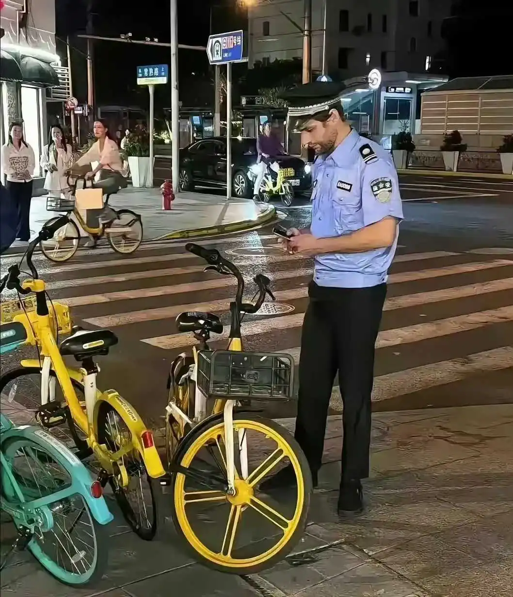 不愧是大都市上海，保安用老外。 ​