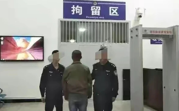 湖北咸宁，一男子到镇政府要找镇书记反映问题，工作人员让其离开无果后，要将其强行带