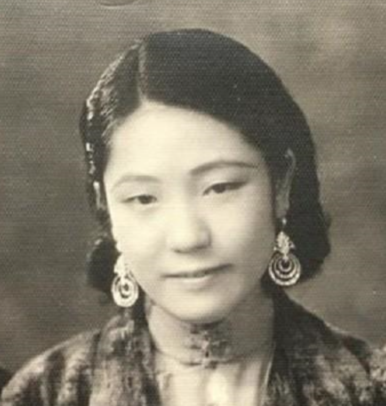 莫秀英的一生，注定与别人不一样。从18岁那年被丈夫赶出家门，到她成为广东人民心中