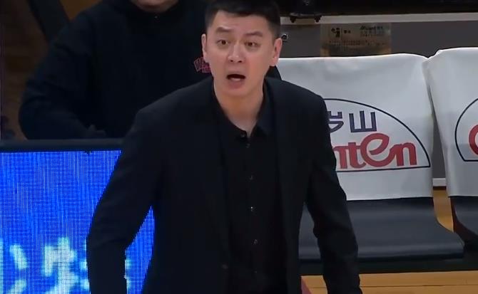 赢球也高兴不起来，杨鸣怒批球队！辽篮104-101险胜北控，弗格爆发成关键。杨鸣