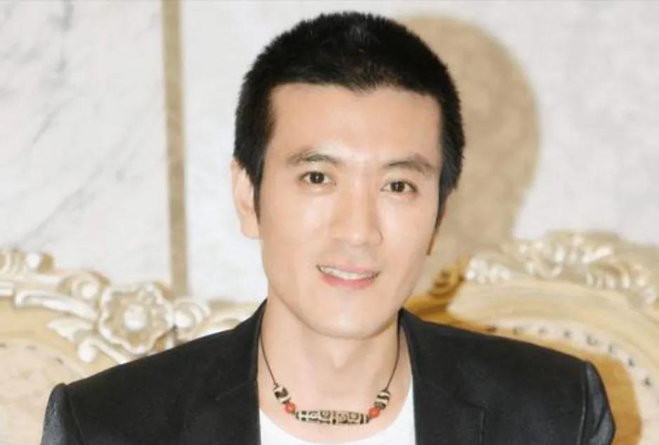 杨子求复婚？网友：别再消费黄圣依
近日，《再见爱人》收官后，杨子重操直播带货旧业