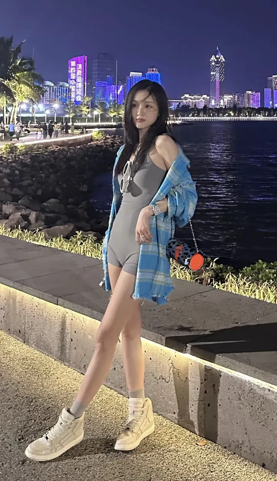 吴宣仪在哪里拍照，后面夜景这么好