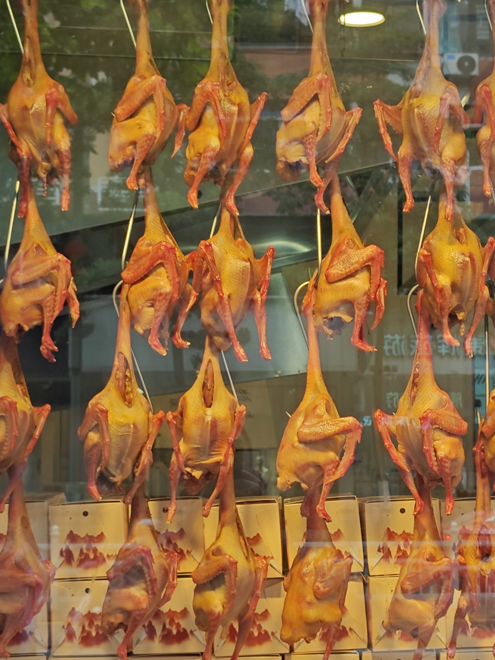 街头和市场食物：1、待炸的乳鸽，2、鸡蛋仔，3、豆卜（油豆腐），4、三文鱼腩，5