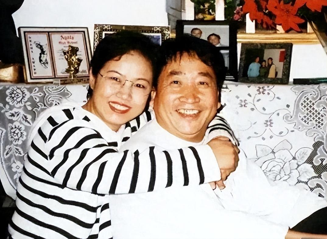 1998年，姜昆没有经过妻子李静民的允许，偷偷带回来一个6岁的儿子，当她从美国回