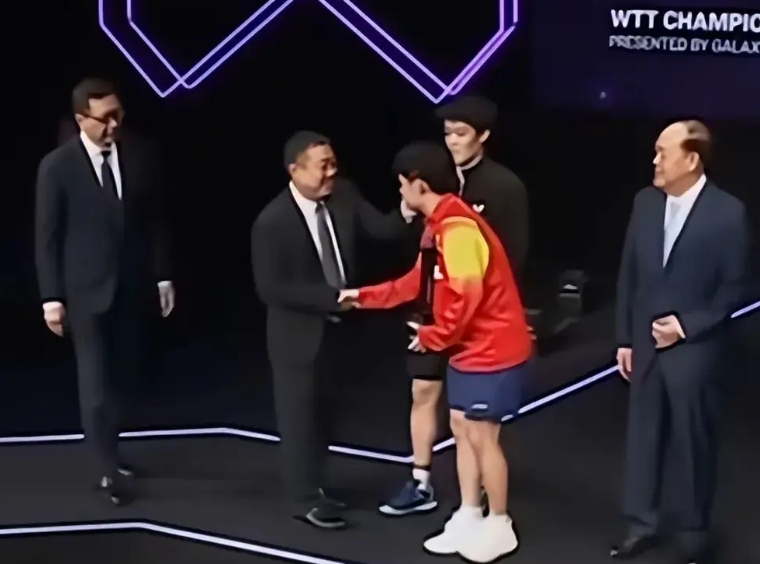 德国站夺冠后的林诗栋，深知后面的机会更重要，一言一行都是高情商！
1，19岁的林