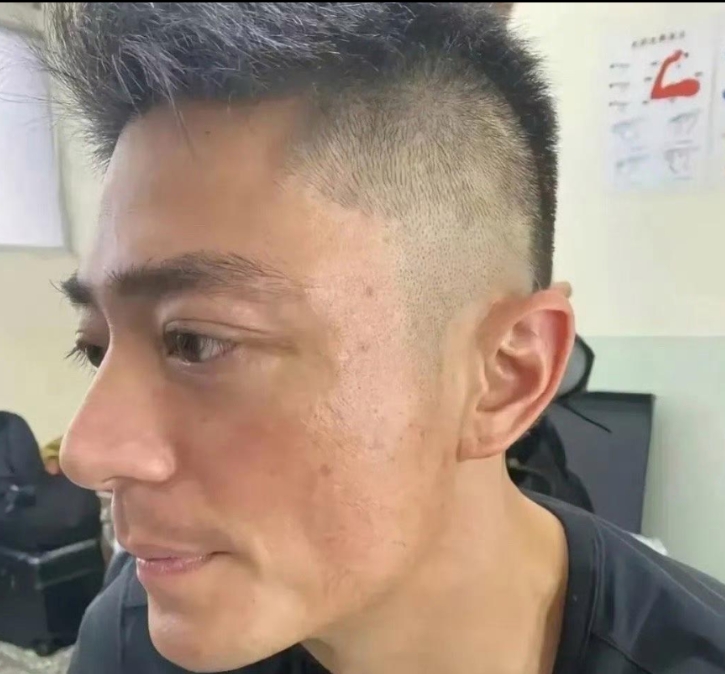 这才是真正的霍建华，没有美颜和化妆，但那绝佳的五官真的让人难以忽视