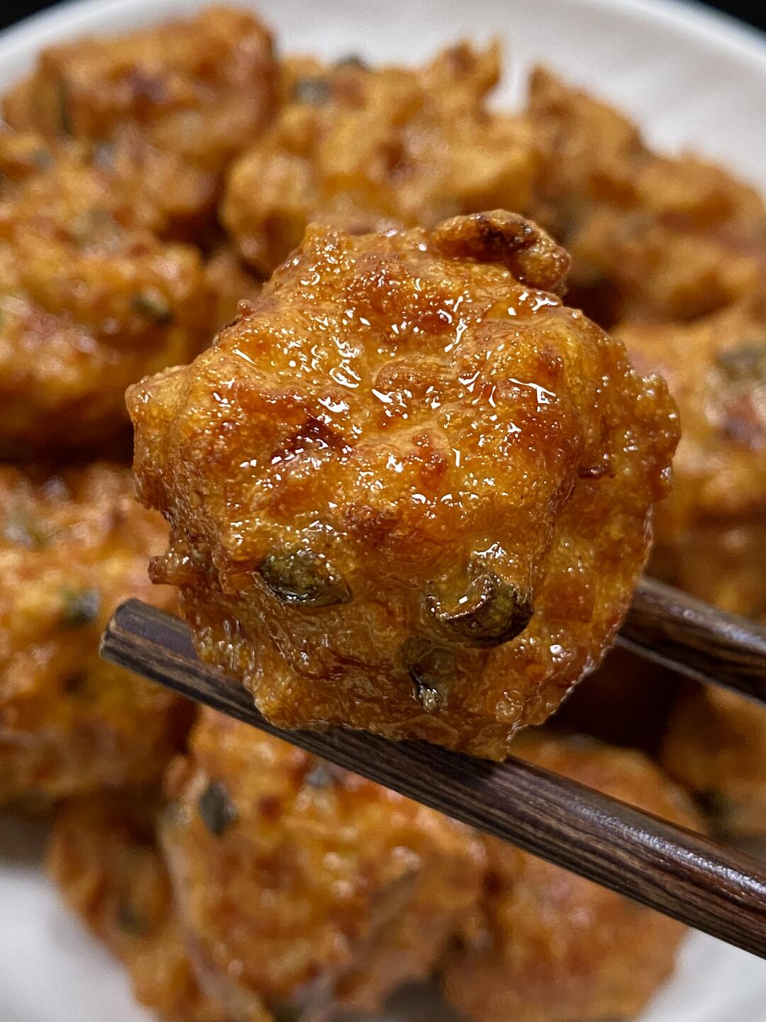 想告诉全世界…这玩意真的巨巨巨好吃！！香酥的炸莲藕丸子真的一绝，巨好吃！外酥里嫩