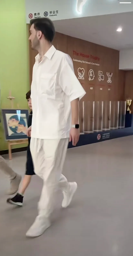 于文红和罗兰多的儿子小宝上小学了，罗兰多专程来到了小宝的学校，实地考察学校环境。