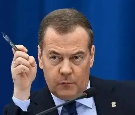 俄罗斯看热闹不嫌事大，梅德韦杰夫在万斯痛骂欧洲后又加了一把火。

美国副总统万斯