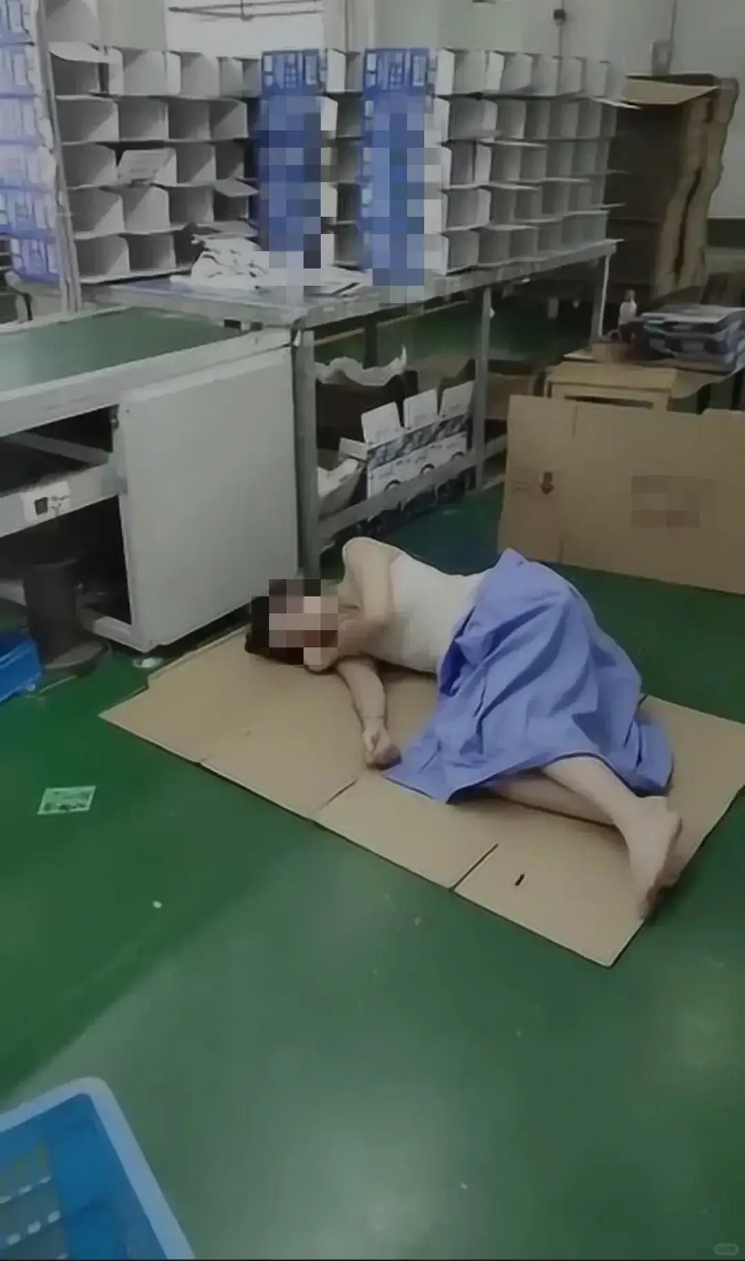 员工上夜班在车间里睡觉，被副总发现，主管解释是因为员工身体不舒服，经过自己的允许