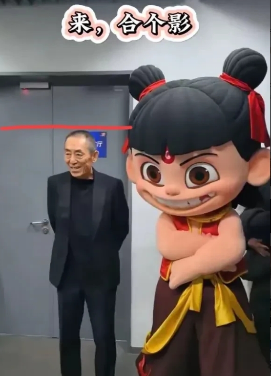 74岁的张艺谋导演和3岁的哪吒合影
这3点很有意思

1，张艺谋导演摸了摸哪吒玩