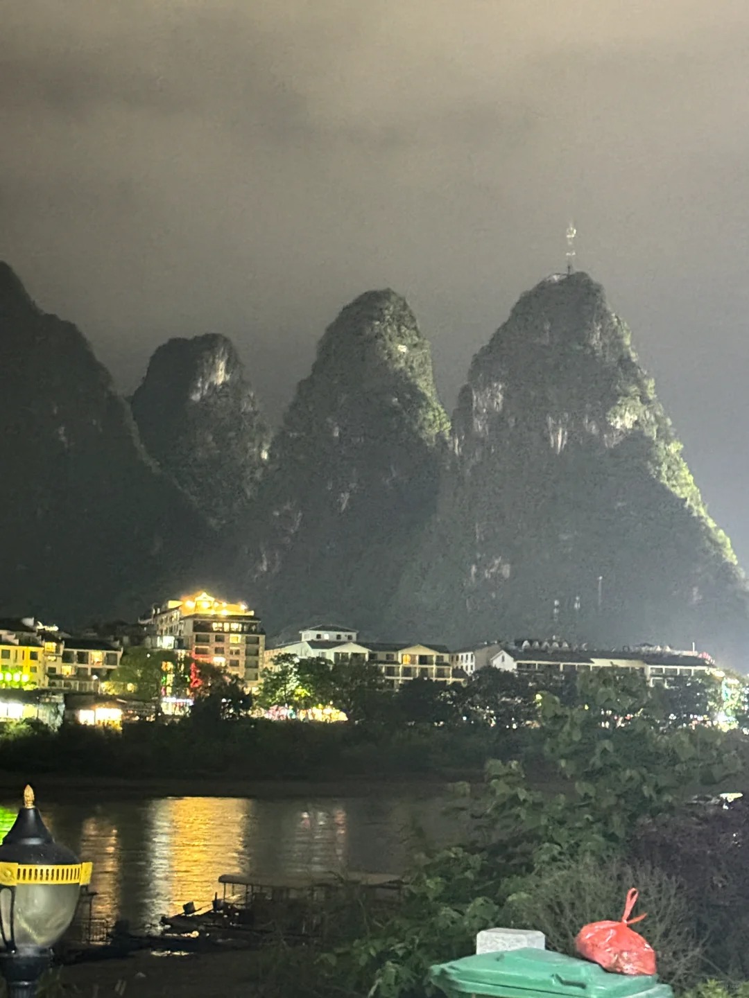 在阳朔千万不要晚上抬头！！！！！
在阳朔玩的时候抬头一看，那些山把我要吓死了！