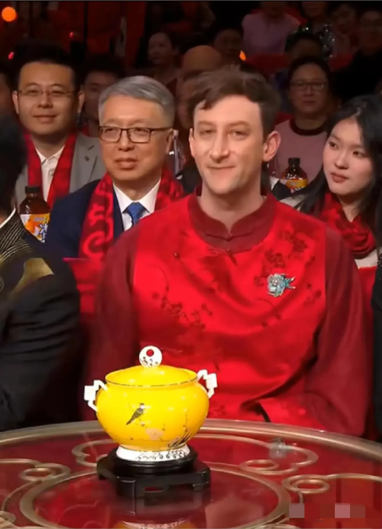 艾文.凯尔上春晚了，我那个美国同学John酸了，阴阳怪气的说：凯尔在中国旅游也不