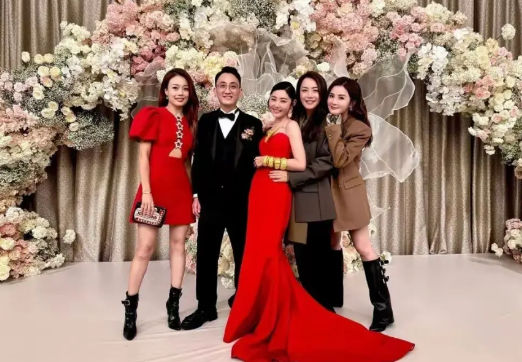 卫诗雅和阿sa、宋祖儿站一块，怎么看起来新娘子还比较老气？？阿sa她们大红时，我