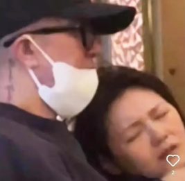 疑似大S生病画面流出，依偎在具俊晔怀里，脸部浮肿，表情痛苦！这消息一出，网上可是