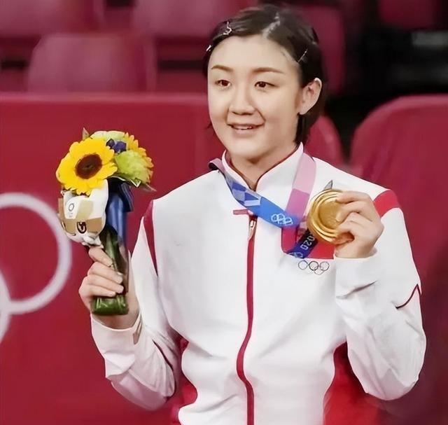 陈梦绿色归乡，黄晓明共赏青岛绿色美食