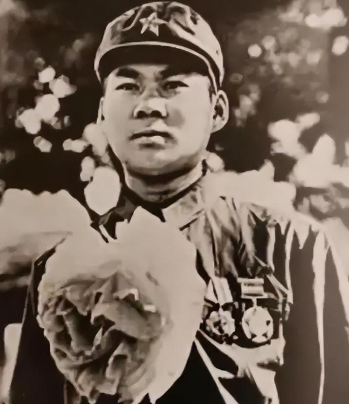 1979年，我军边防战士巡逻时，突然发现一个衣衫破烂、手脚溃烂的人，只见他身旁有