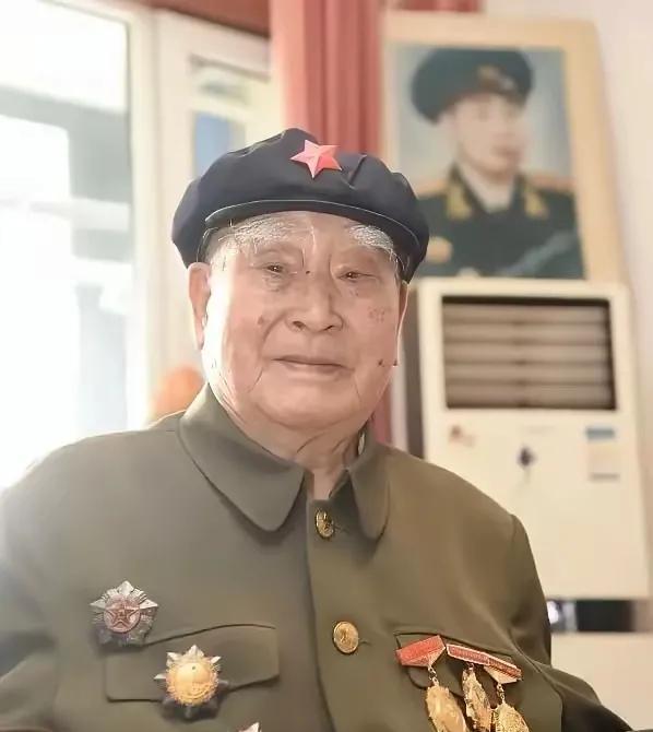 1941年，八路军教导员被俘，他趁日军不注意带人逃走，不料被发现，脖子和手臂各中