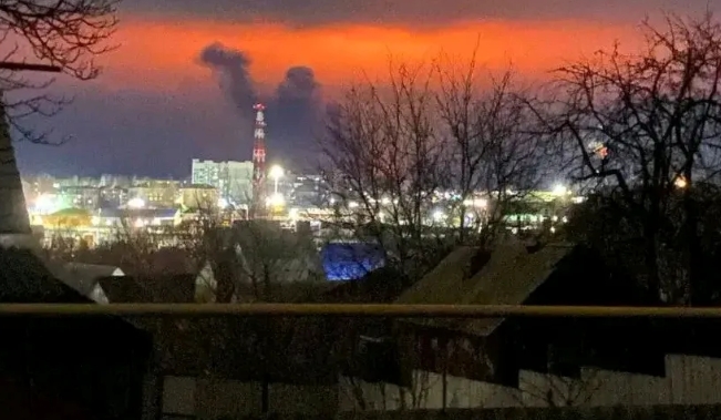俄罗斯境内的利斯基油库遭到乌克兰无人机的袭击，造成这个油库起火并且燃烧。
这样的