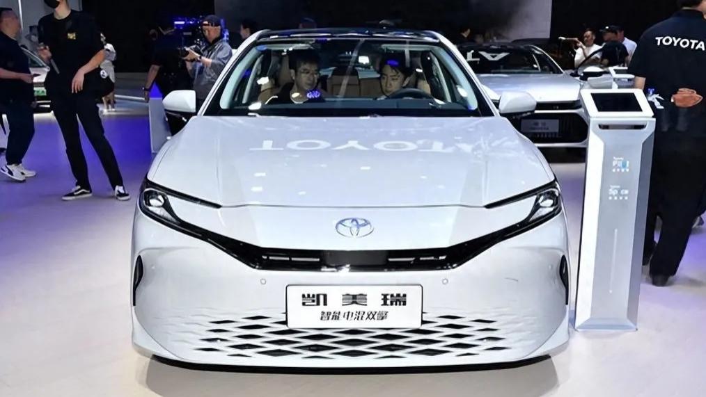 丰田从17万跌至12万，比奥迪A4L漂亮10倍，油耗4L喝92油