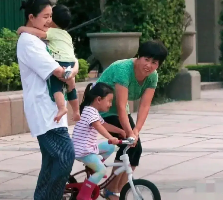 谁都知道小扬阿姨是汪小菲二个孩子的保姆，二个孩子从小到带都是小扬阿姨一手带的。孩
